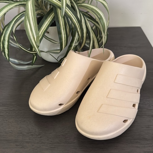 Adidas Adicane Clog Sand Beige Slides /Sandals Men Size 8 - Picture 1 of 10